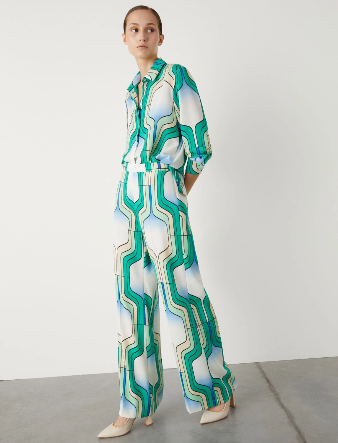 Pantaloni dalla silhouette pulita con gamba larga e morbida cifra marella pe 24.