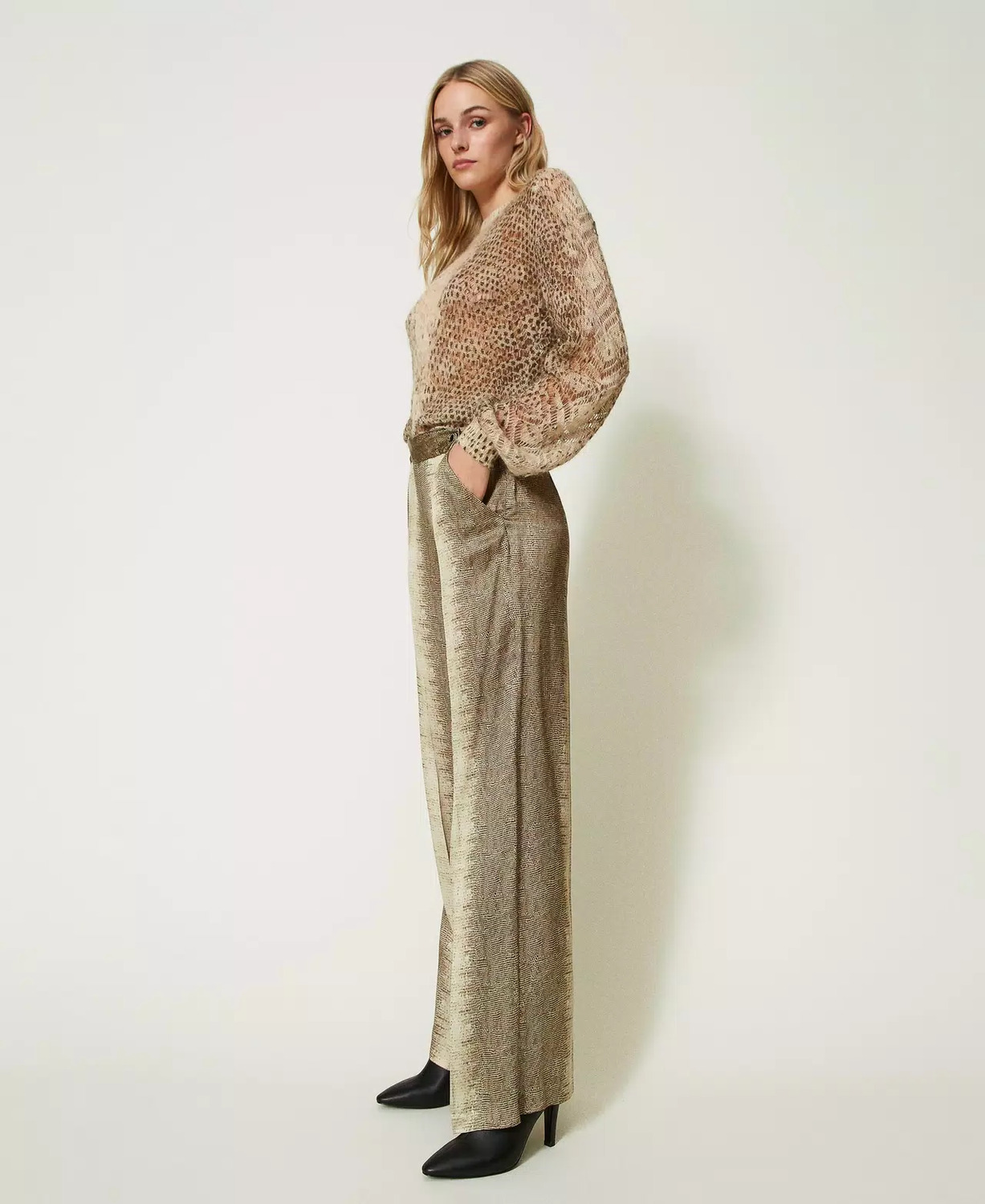 pantalone largo con bottone twin set ai 23.24.
art.232tt2313 - immagine 2